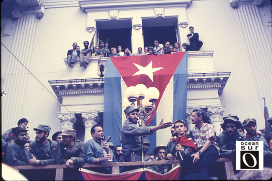 Fidel Castro discurso y bandera