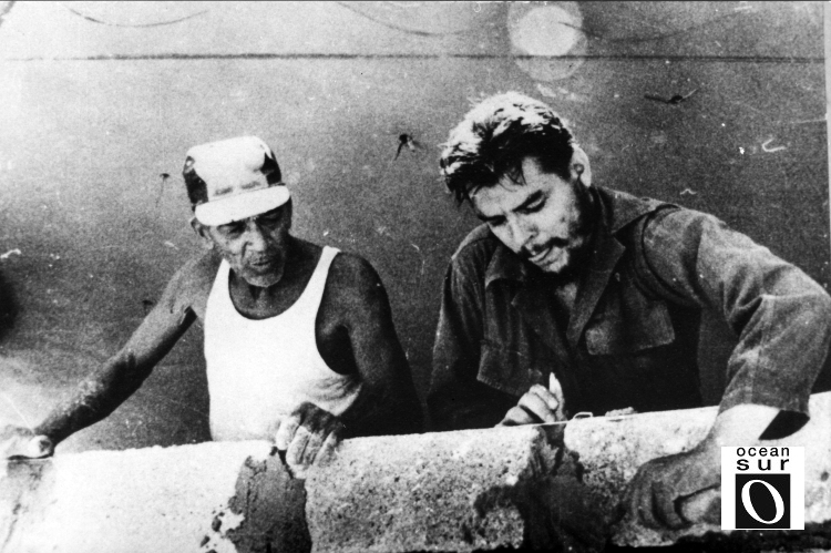 Ernesto Che Guevara durante un trabajo voluntario