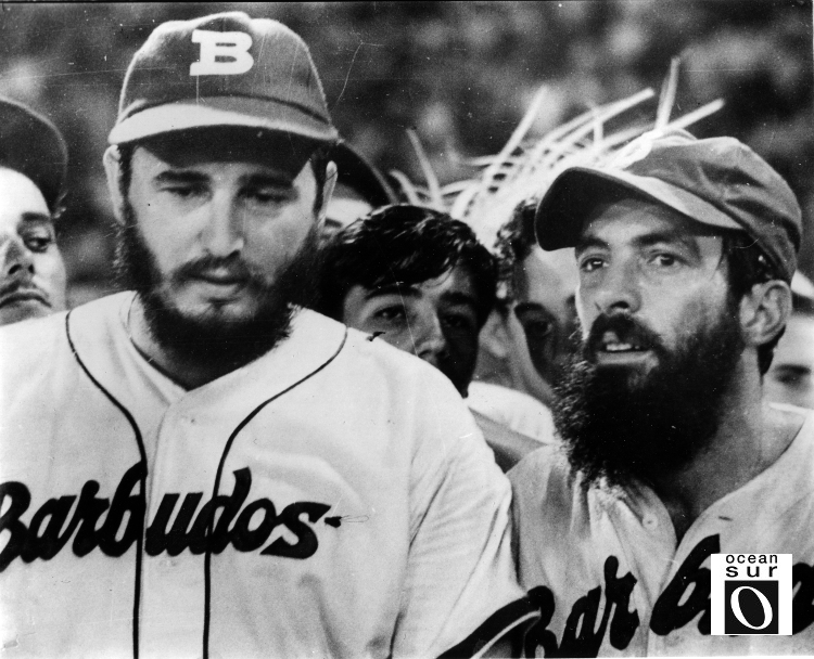 Fidel Castro y Camilo Cienfuegos jugando beisbol para el equipo de los “Barbudos”