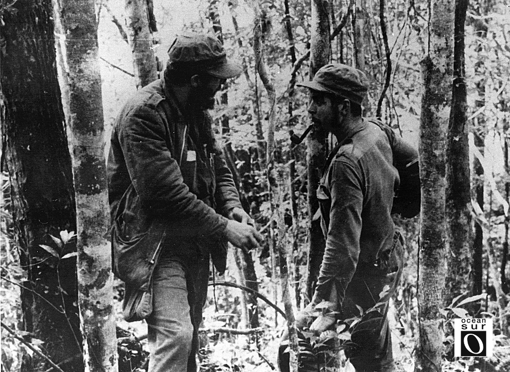 Fidel Castro y  Ernesto Che Guevara conversan en la Sierra Maestra, 1957