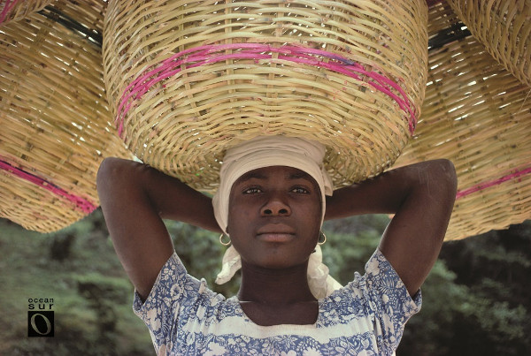 Muchacha afrolatinoamericana con cesta es la cabeza