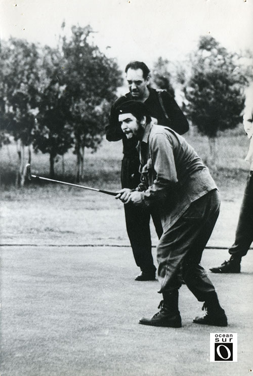 Che Guevara jugando golf