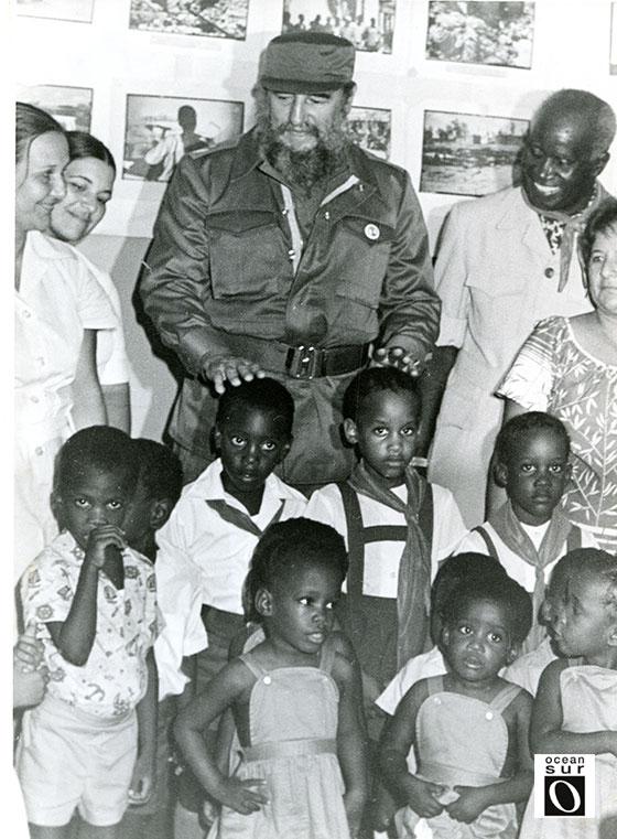 Fidel Castro con un grupo de niños