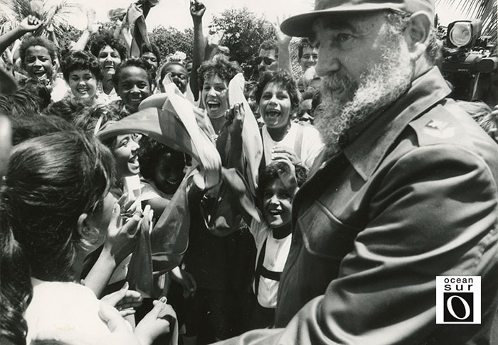Fidel Castro eodeado de niños
