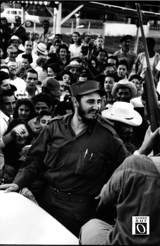 Fidel Castro rodeado de pueblo
