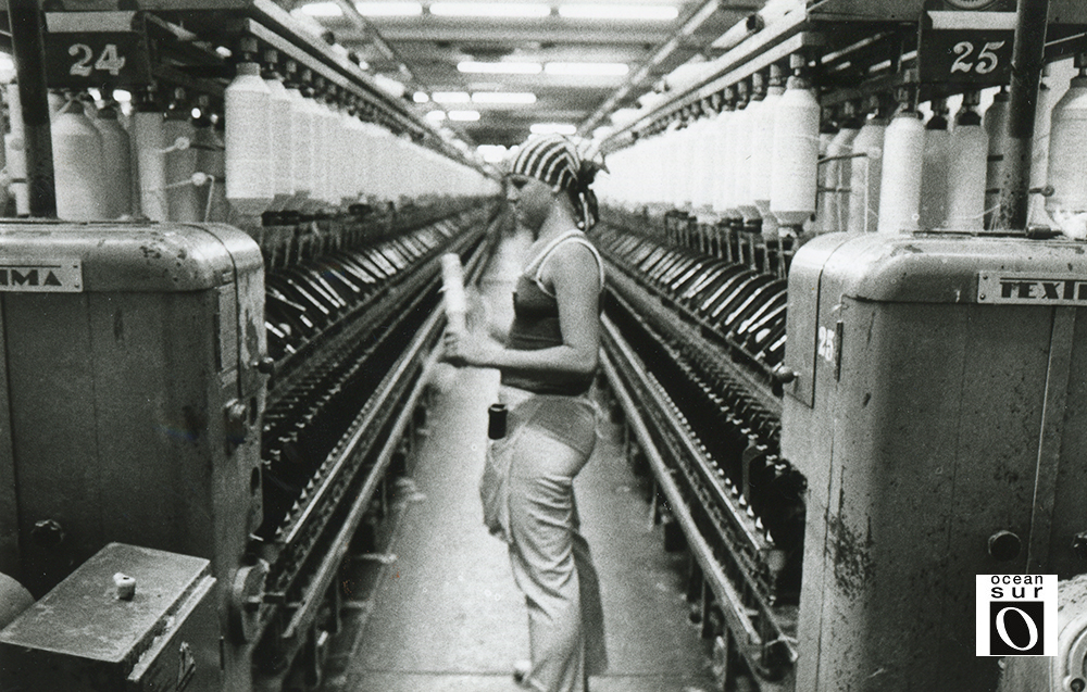 Mujer en una fabrica