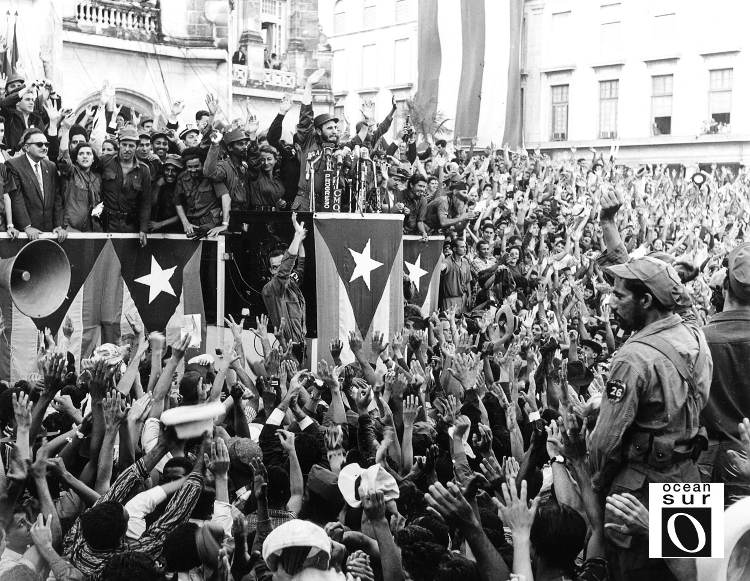 Fidel Castro hablando ante una manifestación frente el Palacio Presidencial, La Habana, 1959.