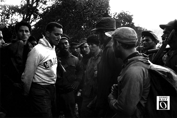 El cadete Evelio Laferté, prisionero de las tropas rebeldes, responde a las preguntas del Che.