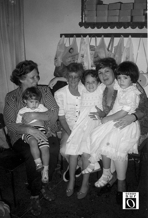 Con su amiga Ernestina Mazón, su hija Aleida y algunas de sus nietas