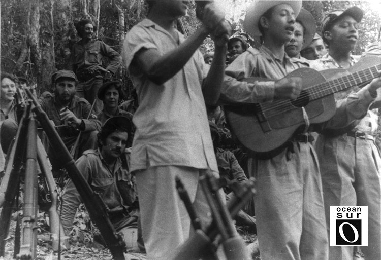 En primer plano, el Quinteto Rebelde; aparecen, entre los combatientes: Haydée, Fidel y Celia.
