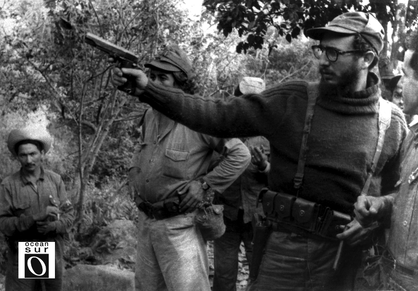 En una práctica de tiro en la montañas de la Maestra, Fidel dispara con una Browning.