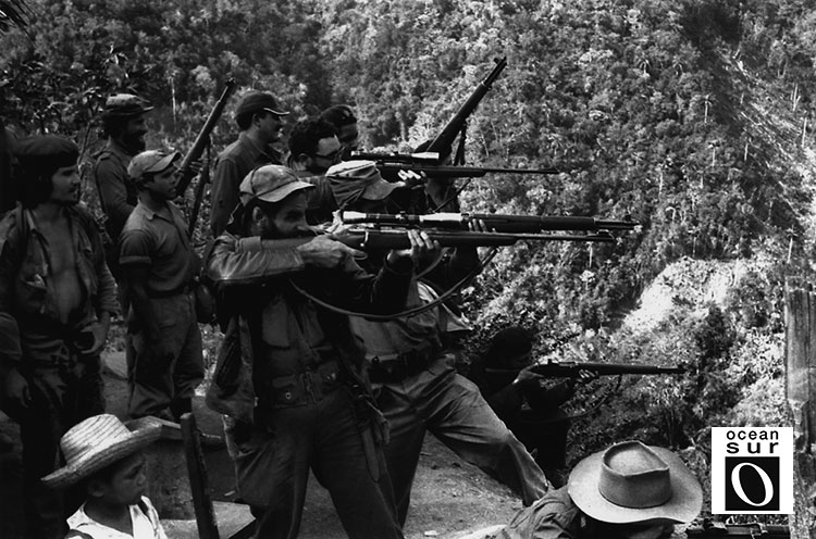 Entrenamiento de las fuerzas rebeldes dirigido por Fidel.