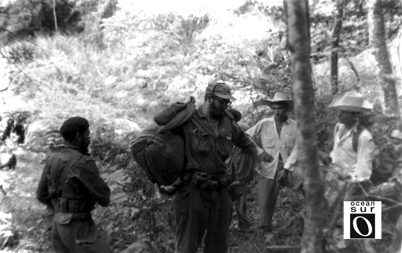 Fidel con su mochila de guerrillero, junto a Almeida y campesinos de la Sierra Maestra.