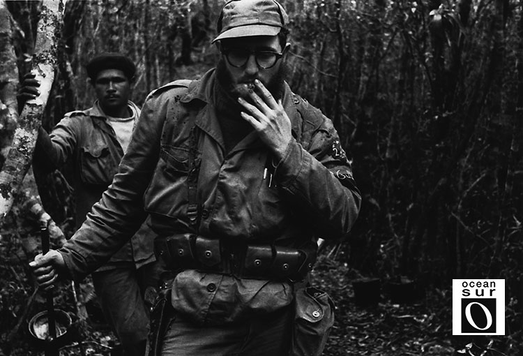 El Comandante Fidel Castro y el combatiente Ángel Sotomayor, "Ango", por la Sierra.