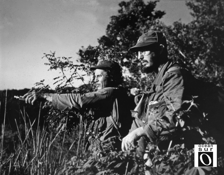 El Comandante Fidel Castro y Luis Crespo, responsable de la armería de la Columna 1, en El Naranjo.