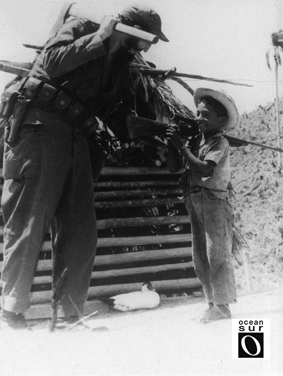 Fidel con un niño leñador. El Comandante le intercambia su fusil de mira telescópica por el hacha.