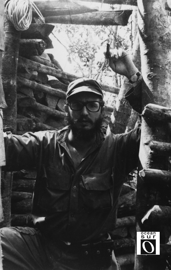 Fidel en la casa donde se instaló la emisora Radio Rebelde, en la Comadancia de La Plata.