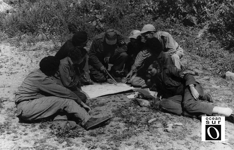 Fidel examina mapas junto a combatientes: Celia, Vilma, Daniel, Haydee, Marcelo y Faustino.