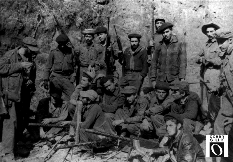 Fidel junto a un grupo de combatientes.