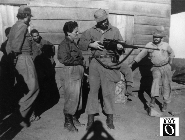 En la Comandancia de La Plata, Fidel le muestra el fusil belga a la combatiente Pastorita Núñez