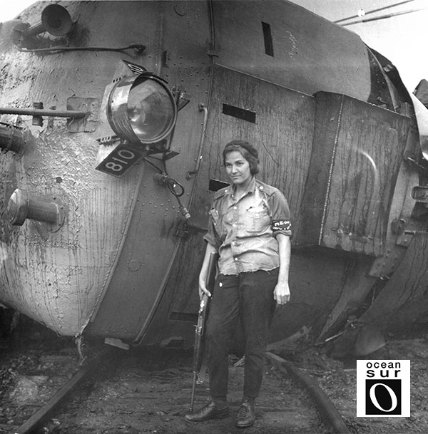 Frente al tren blindado el 29 de diciembre de 1958. Foto tomada por el Che