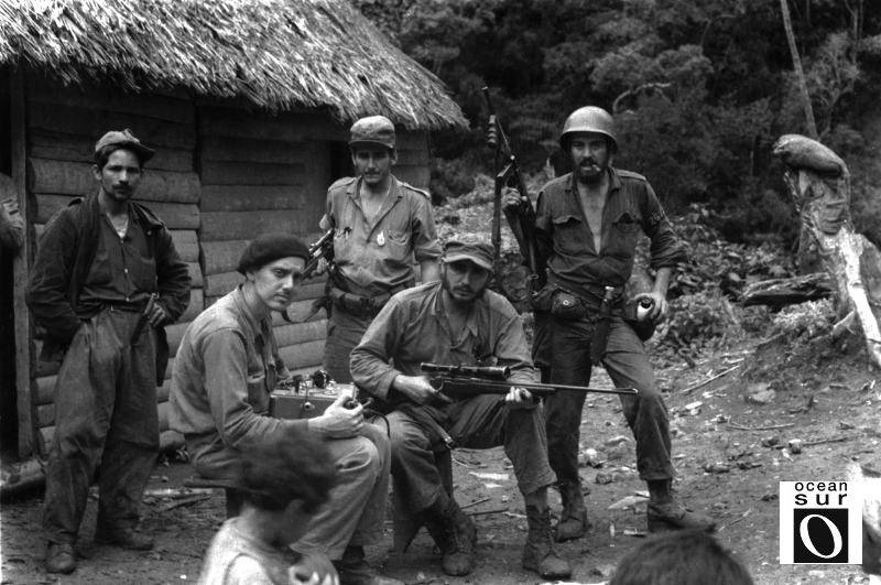De pie, Ignacio Leal, Ciro Redondo y Camilo Cienfuegos. Sentados, Marcelo Fernández Font y Fidel.