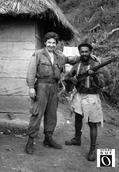Raúl Castro Ruz y el combatiente Félix Mendoza.
